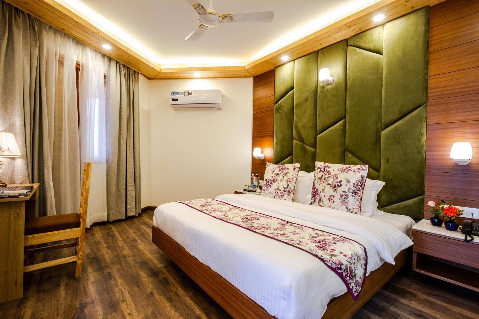 Anand Vardhan Resorts Manāli Rum bild