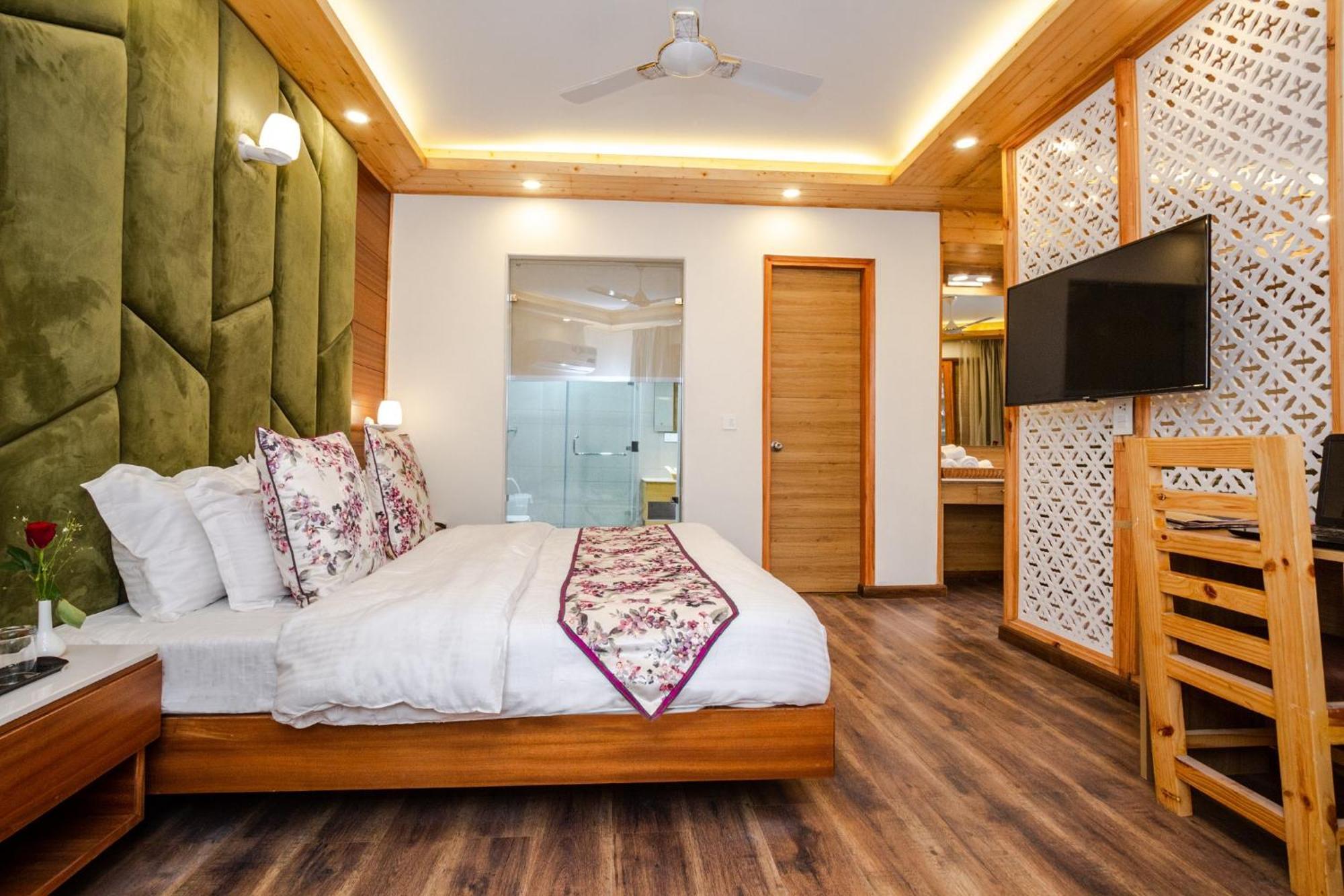 Anand Vardhan Resorts Manāli Rum bild